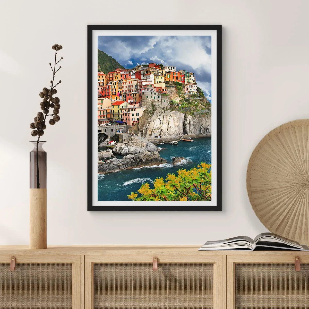 Affisch i svart ram - Färgglada hus på klipporna vid havet i en pittoresk stad - 50x70cm - I bergets famn - Modern väggdekoration för vardagsrum och sovrum ARTTOR