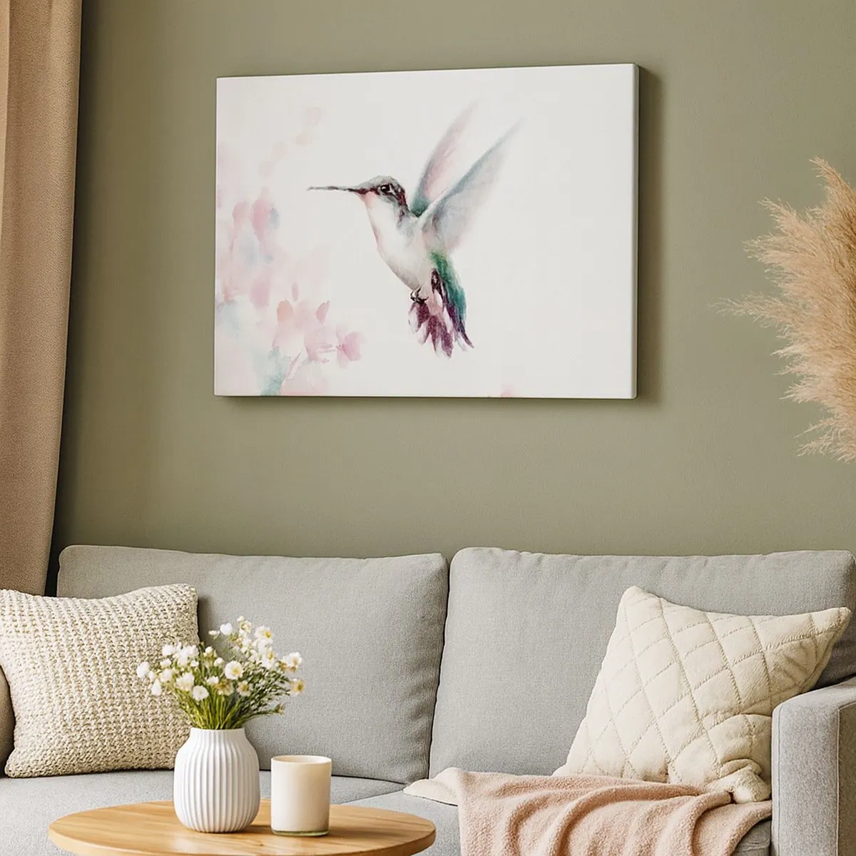 Canvastavla - Bild på duk - En kolibri i fina pastellfärger mot en bakgrund av blommor - 70x50cm - Fångad flaxande - Modern väggdekoration för vardagsrum och sovrum ARTTOR