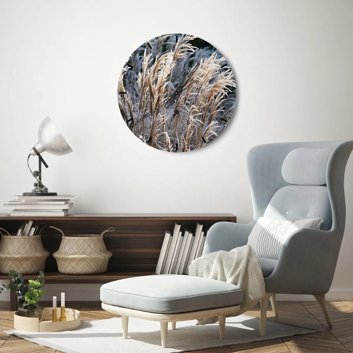 Väggklocka - Klocka på glas - Gyllene gräs täckta med frost i ett vinterlandskap - 30x30cm - Frostprydda - Modern väggdekoration för vardagsrum, kök och sovrum ARTTOR