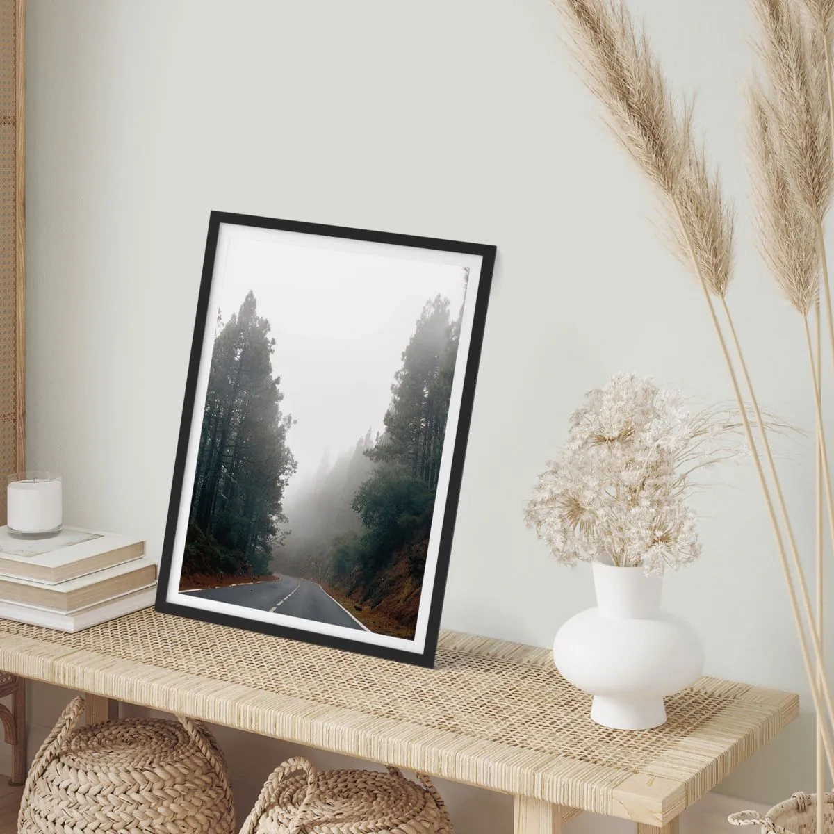 Affisch i svart ram - En slingrande väg bland träd höljda i dimma - 50x70cm - Magiska skogens berättelse - Modern väggdekoration för vardagsrum och sovrum ARTTOR