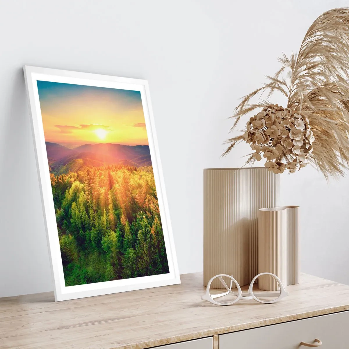 Affisch i vit ram - Trädtoppar och bergstoppar - 70x100 cm