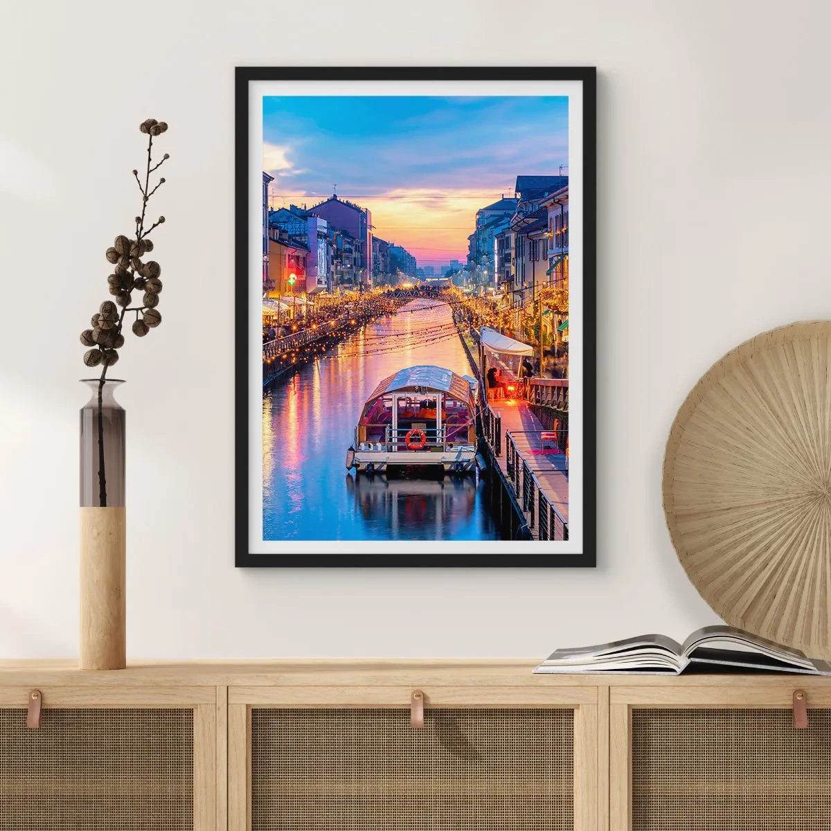 Affisch i svart ram - Kanal med båt och kvällsbelysning i en pastellfärgad solnedgång - 50x70cm - Ljusets och nöjets kväll - Modern väggdekoration för vardagsrum och sovrum ARTTOR