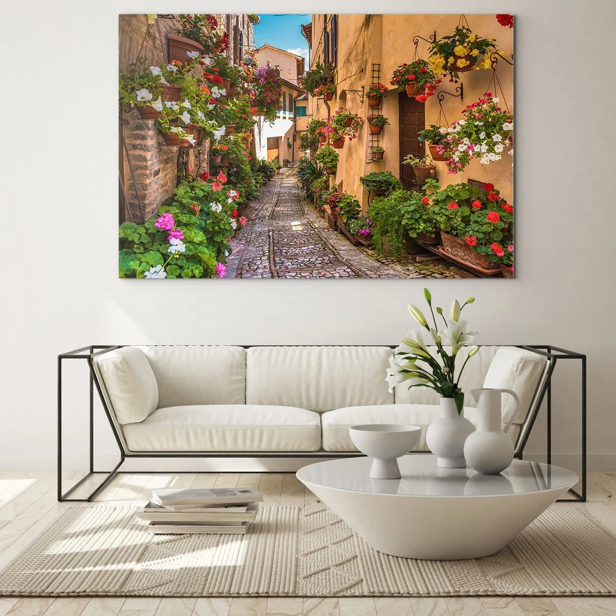 Glastavla - Bild på glas - En charmig italiensk gränd med krukväxter och en kullerstensgata - 70x50cm - Italiensk gränd - Modern väggdekoration för vardagsrum och sovrum ARTTOR