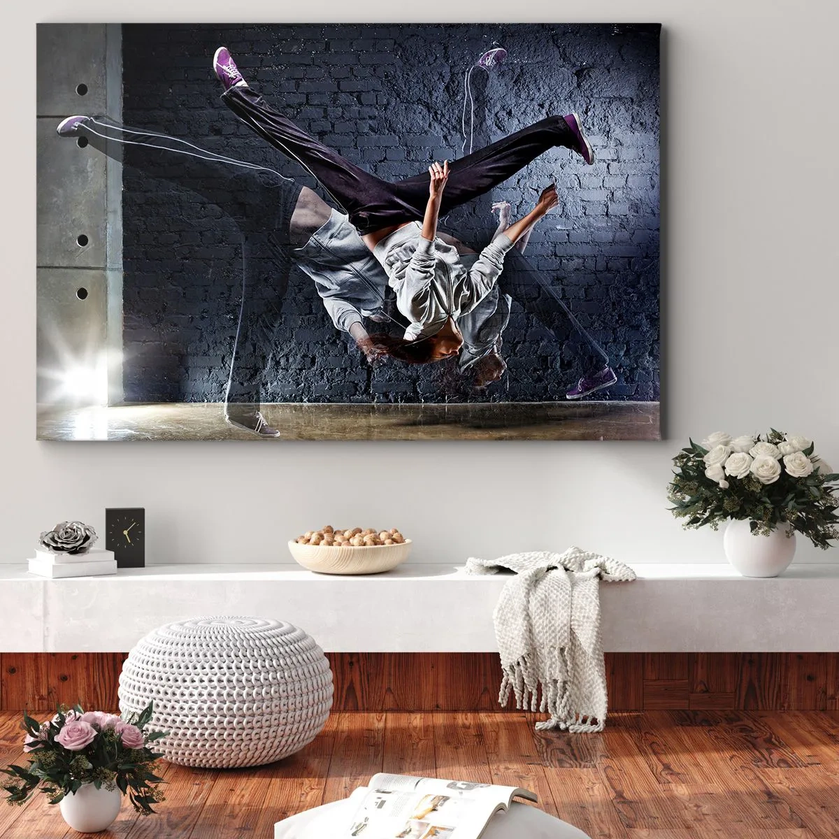 Canvastavla - Bild på duk - En dansare i ett dynamiskt hopp mot en tegelvägg - 70x50cm - Gatans stjärna - Modern väggdekoration för vardagsrum och sovrum ARTTOR