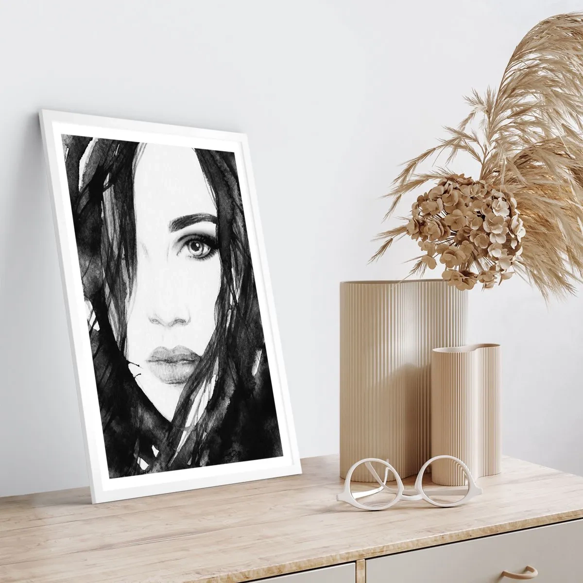 Affisch i vit ram - En damportätt i svart och vit - 50x70 cm