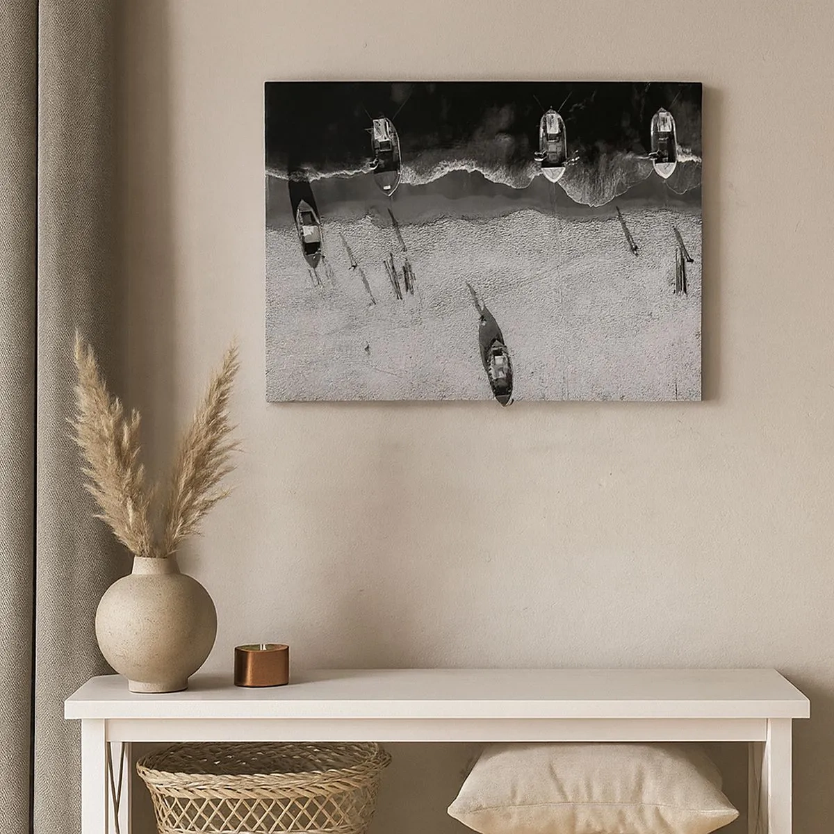 Canvastavla - Bild på duk - Flygfoto över båtar på stranden i svartvitt - 70x50cm - Fortfarande på stranden... - Modern väggdekoration för vardagsrum och sovrum ARTTOR