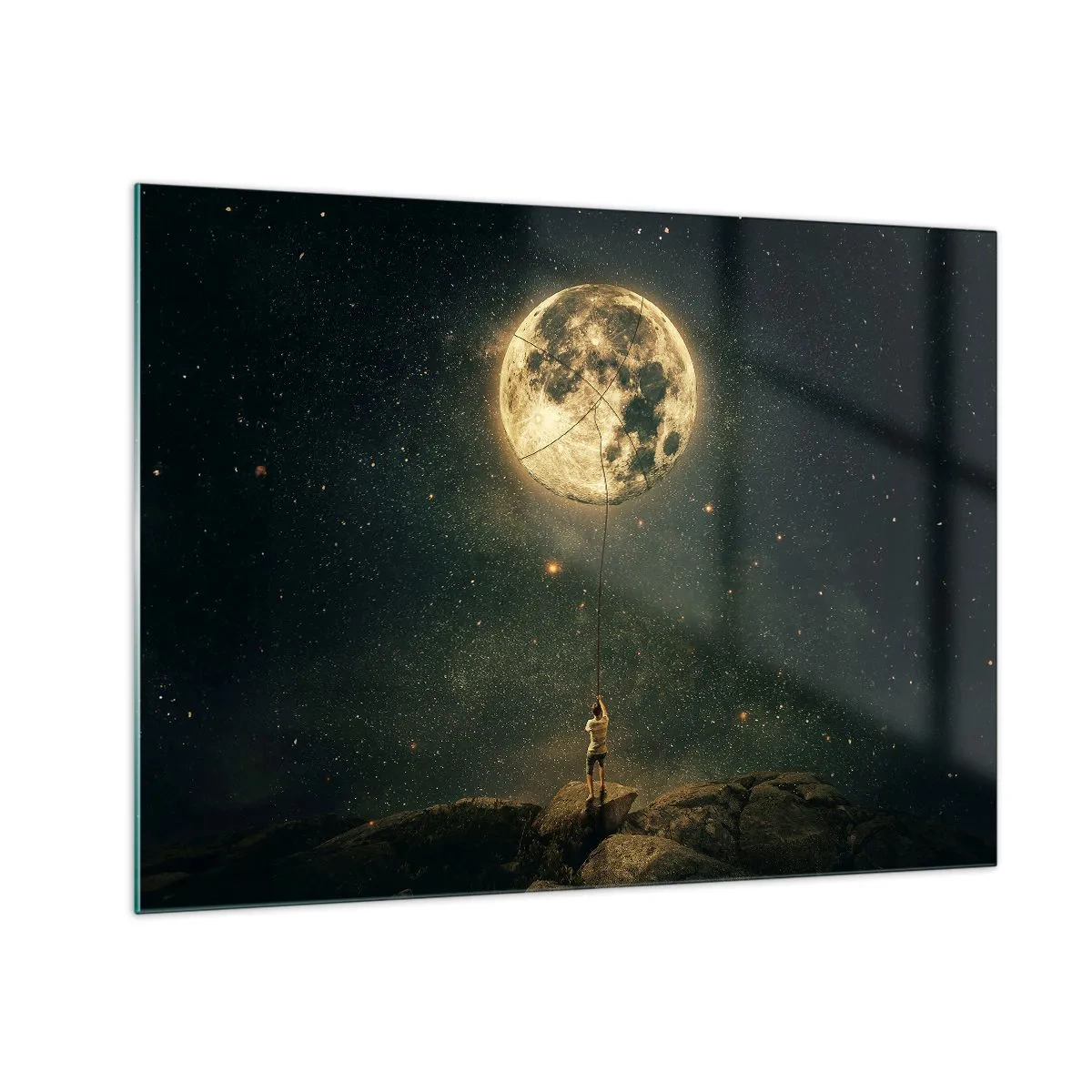 Glastavla - Bild på glas - En figur på en sten som håller månen, som är fångad i ett rep. - 70x50cm - En man som stal månen - Modern väggdekoration för vardagsrum och sovrum ARTTOR