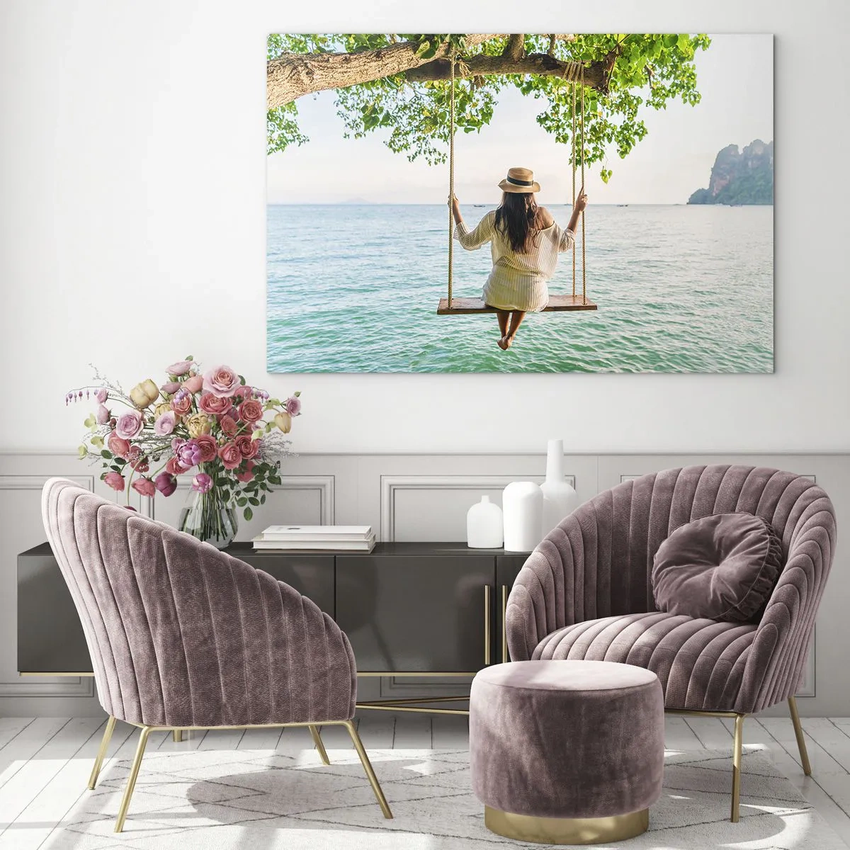 Glastavla - Bild på glas - Kvinna på en gunga vid havet i en tropisk miljö - 70x50cm - Livet är vackert - Modern väggdekoration för vardagsrum och sovrum ARTTOR