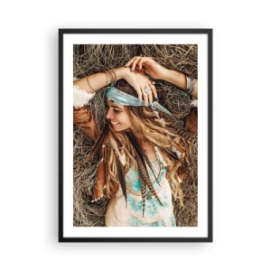 Affisch i svart ram - En boho-stil kvinna med dreadlocks och ornament mot en bakgrund av torrt gräs. - 50x70cm - På väg till kärlekens sommar - Modern väggdekoration för vardagsrum och sovrum ARTTOR