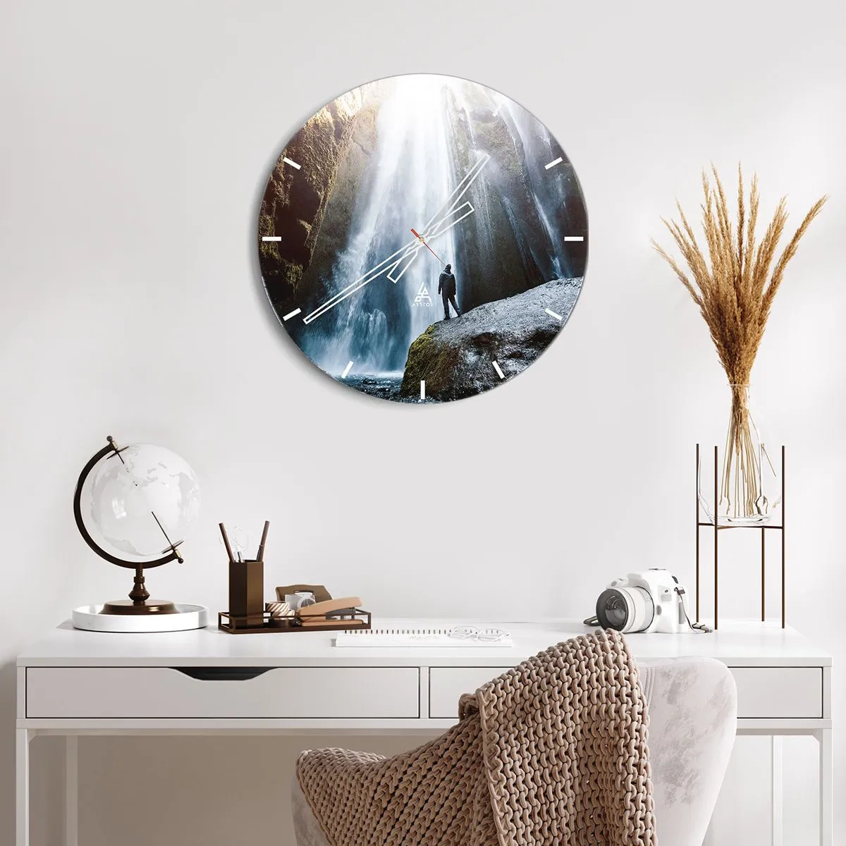 Väggklocka - Klocka på glas - En figur som står vid foten av ett vattenfall i solljuset - 30x30cm - Proportioner återställs - Modern väggdekoration för vardagsrum, kök och sovrum ARTTOR