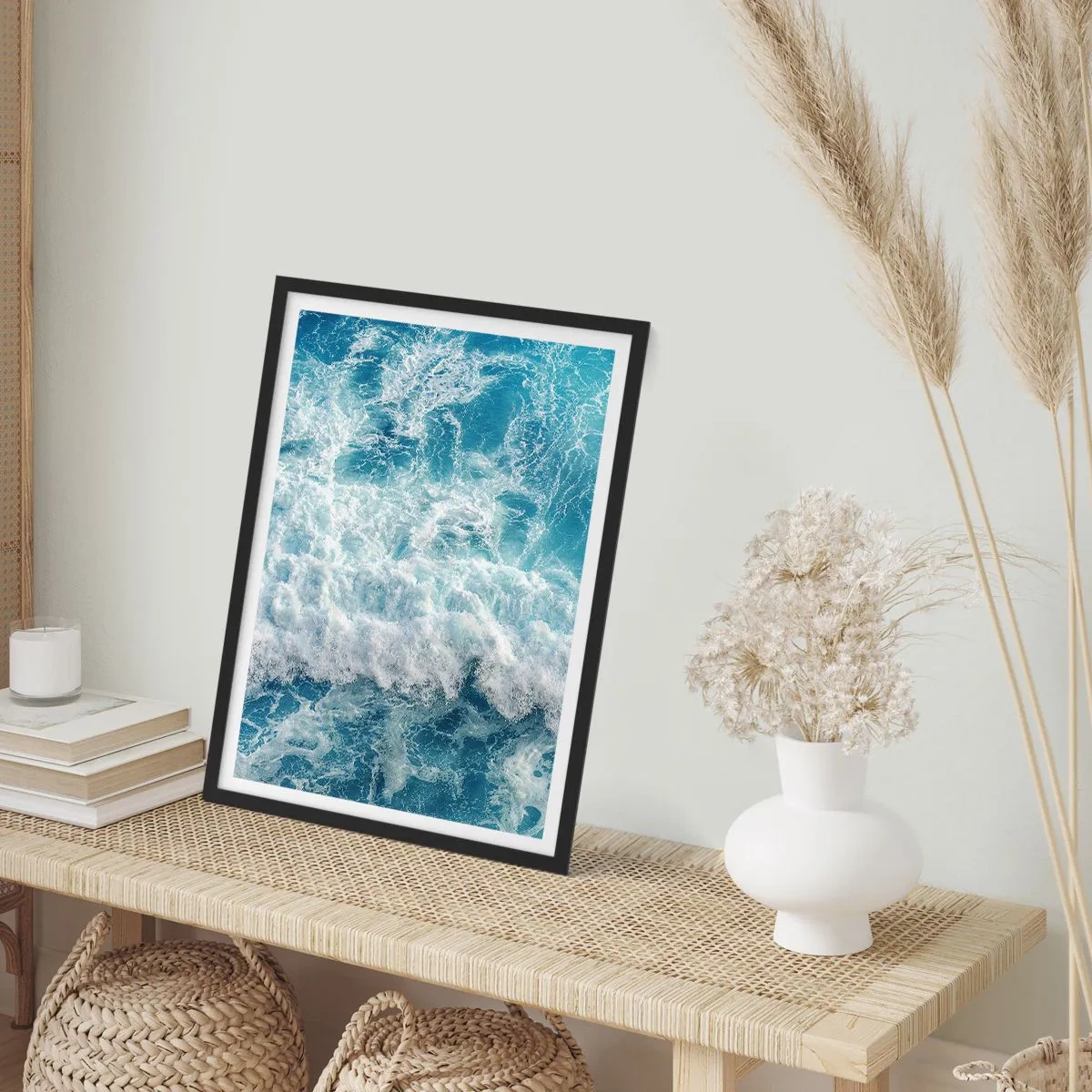 Affisch i svart ram - Dynamiska havsvågor i nyanser av blått - 50x70cm - Glatt och hoppande - Modern väggdekoration för vardagsrum och sovrum ARTTOR