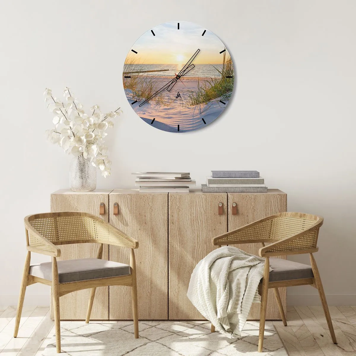 Väggklocka - Klocka på glas - Sandstrand med sjögräs vid solnedgången - 30x30cm - Havets brus, fågelsång, tom strand bland träden - Modern väggdekoration för vardagsrum, kök och sovrum ARTTOR