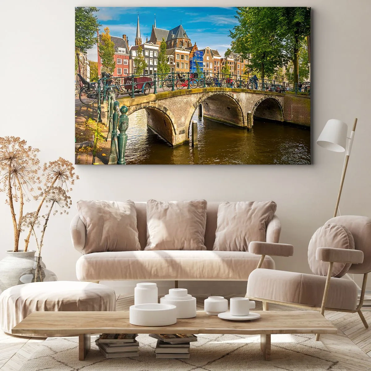 Canvastavla - Bild på duk - En pittoresk kanal med en bro i Amsterdam - 70x50cm - Vår vid kanalen - Modern väggdekoration för vardagsrum och sovrum ARTTOR