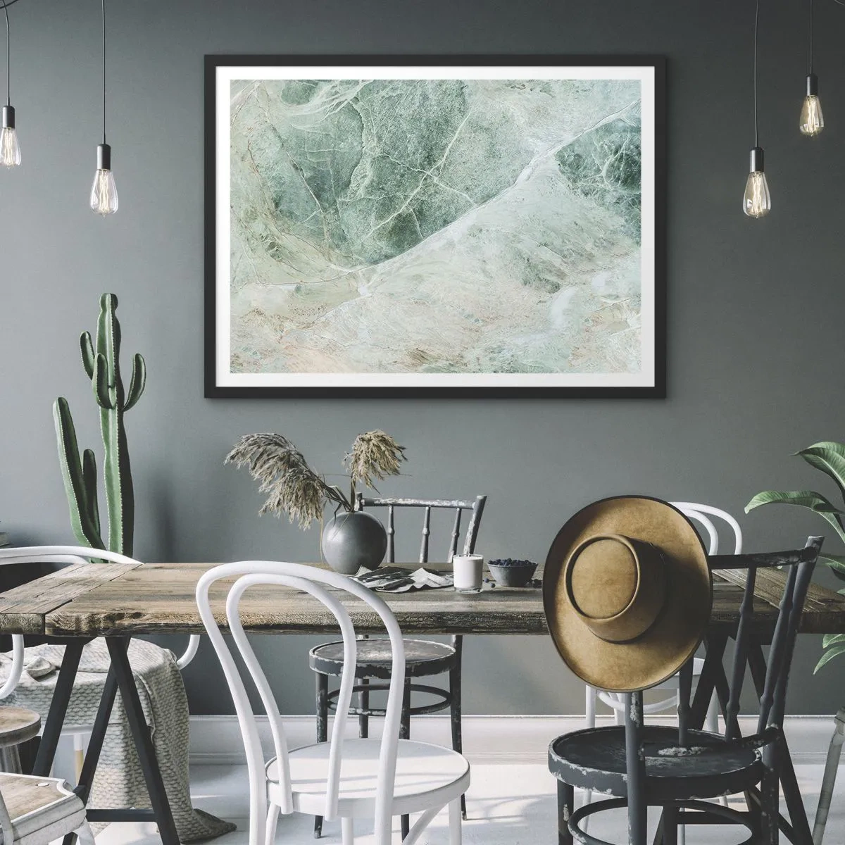 Affisch i svart ram - Stenens ädla svalka - 70x50 cm