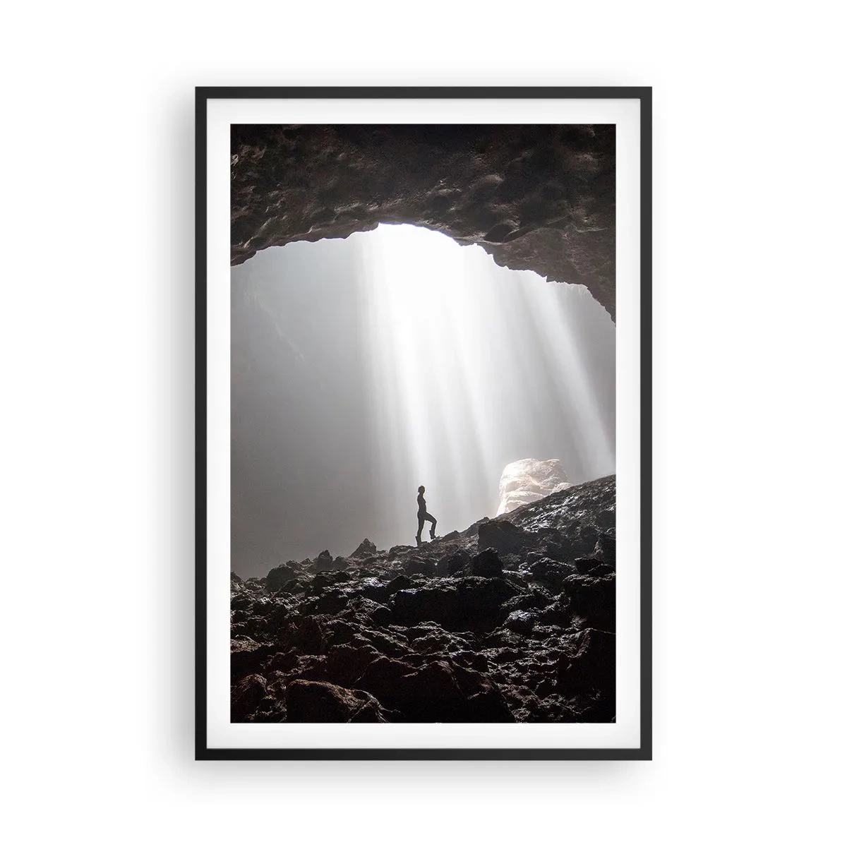 Affisch i svart ram - Ljusfylld grotta - 61x91 cm