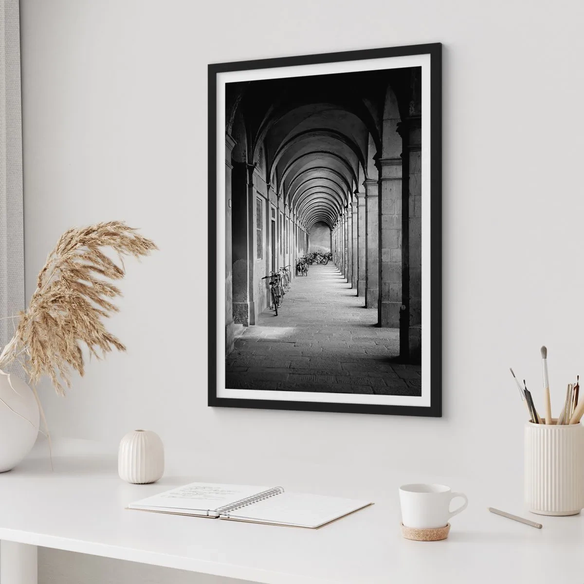 Affisch i svart ram - Svartvit arkitektur av arkaderna - 50x70cm - Under en arkadhall - Modern väggdekoration för vardagsrum och sovrum ARTTOR