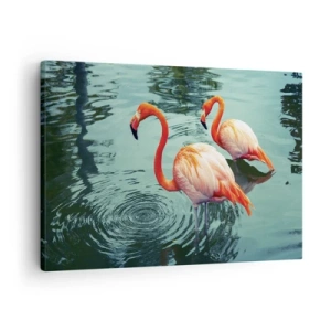 Canvastavla - Bild på duk - Två flamingos i det lugna vattnet som speglar deras omgivning - 70x50cm - Nu är vi på modet - Modern väggdekoration för vardagsrum och sovrum ARTTOR