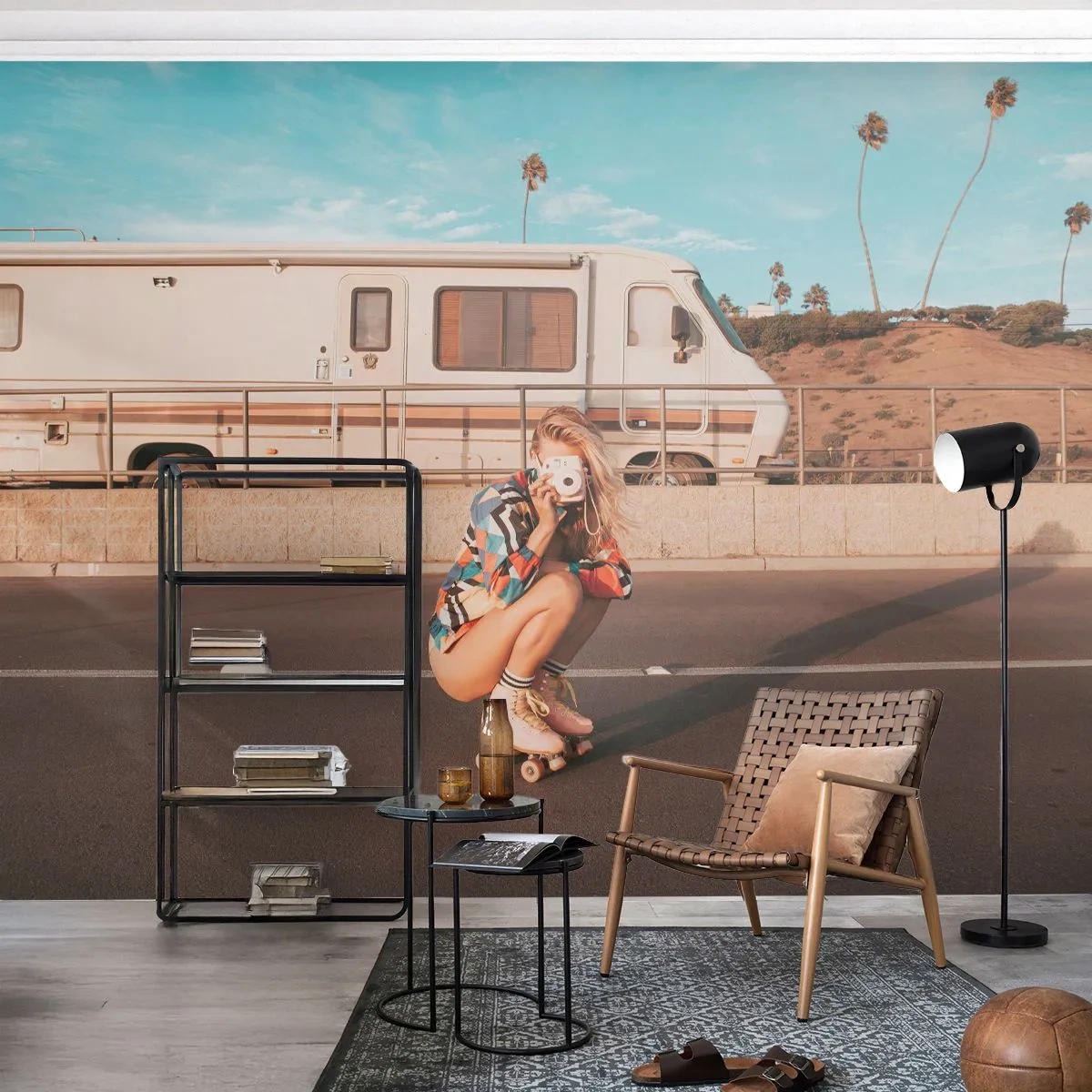 Fototapet Premium Canvas - Ett leende, tack! - Landskap, Husbil, Kvinna - 400x280 cm