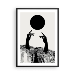 Affisch i svart ram - Symboliska händer som sträcker sig efter en svart boll mot en bakgrund av stenar - 50x70cm - Surrealistisk komposition: solen och resten - Modern väggdekoration för vardagsrum och sovrum ARTTOR