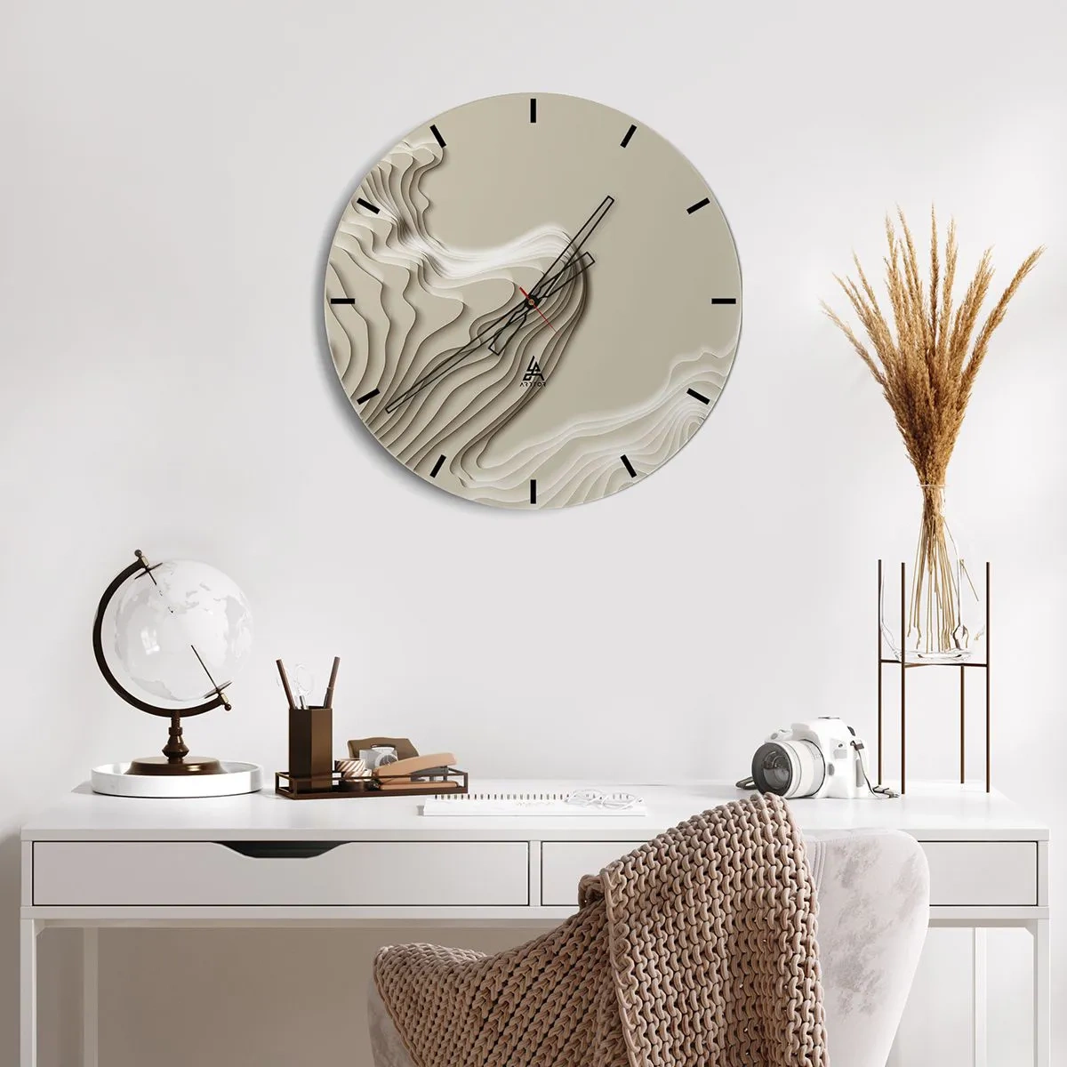 Väggklocka - Klocka på glas - Abstrakt topografiskt mönster i beige färger - 30x30cm - Konstens topografi - Modern väggdekoration för vardagsrum, kök och sovrum ARTTOR