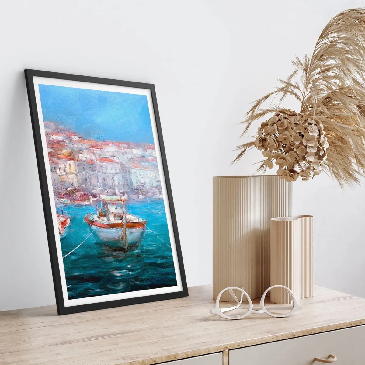 Affisch i svart ram - En båt i hamnen, med utsikt över staden - 50x70cm - Italiensk vik - Modern väggdekoration för vardagsrum och sovrum ARTTOR