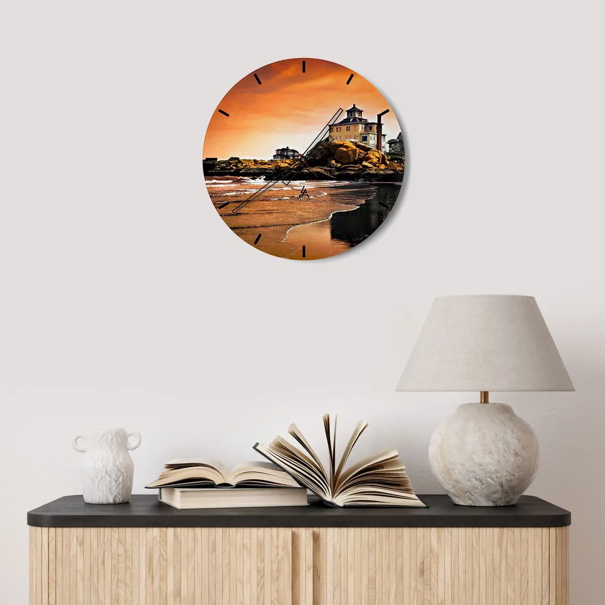 Väggklocka - Klocka på glas - Ett hus på en klippig kust vid solnedgången - 30x30cm - Västkustens elegans - Modern väggdekoration för vardagsrum, kök och sovrum ARTTOR