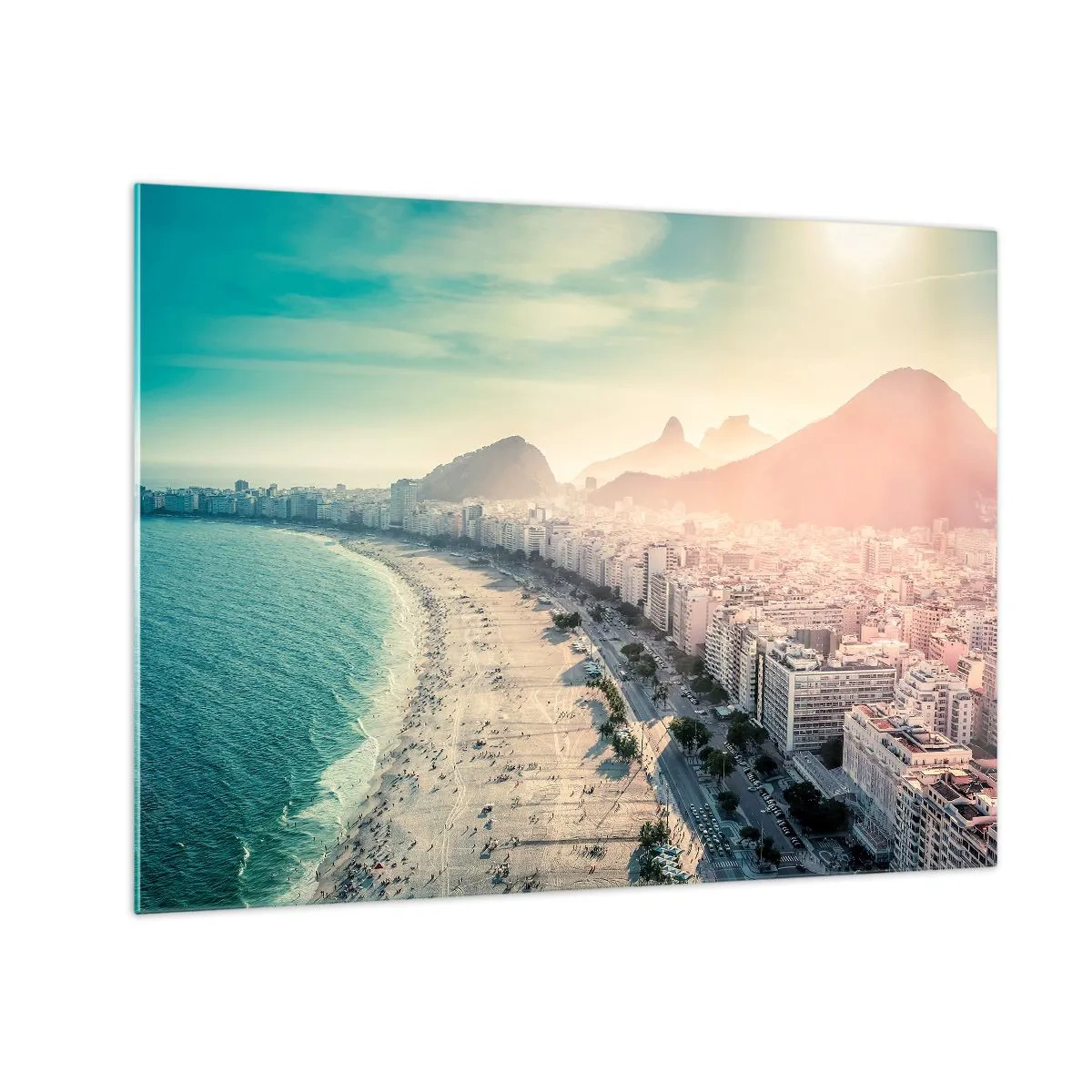 Glastavla - Bild på glas - Panorama över stranden med stadsbyggnader och en bergskuliss - 70x50cm - Evig semester i Rio - Modern väggdekoration för vardagsrum och sovrum ARTTOR