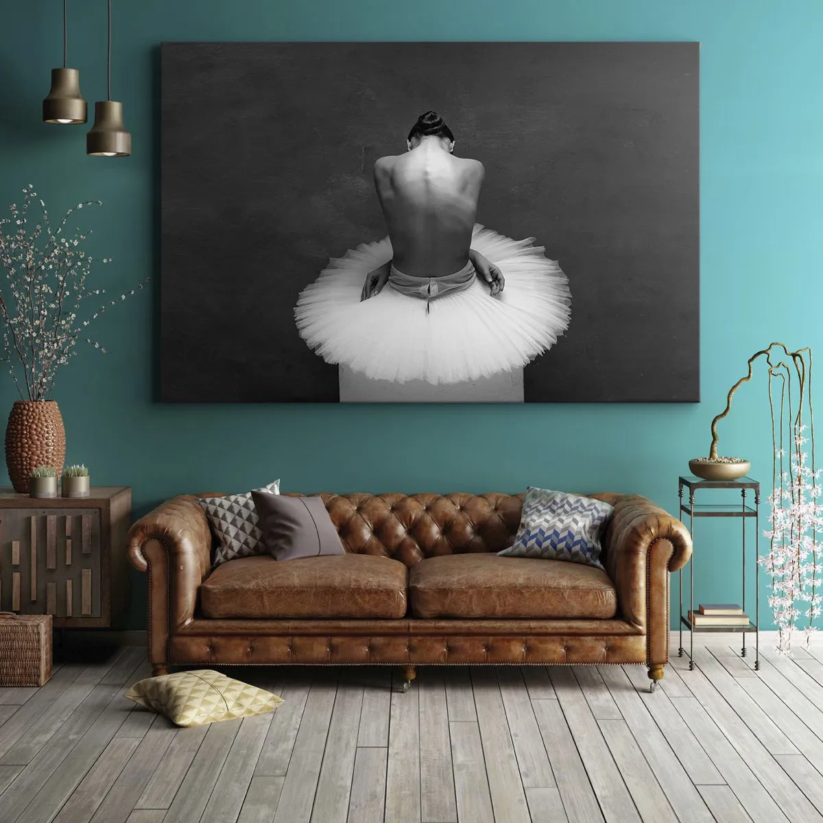 Canvastavla - Bild på duk - En balettdansös i klassisk pose mot en mörk bakgrund. - 70x50cm - Hon blommar ut - Modern väggdekoration för vardagsrum och sovrum ARTTOR