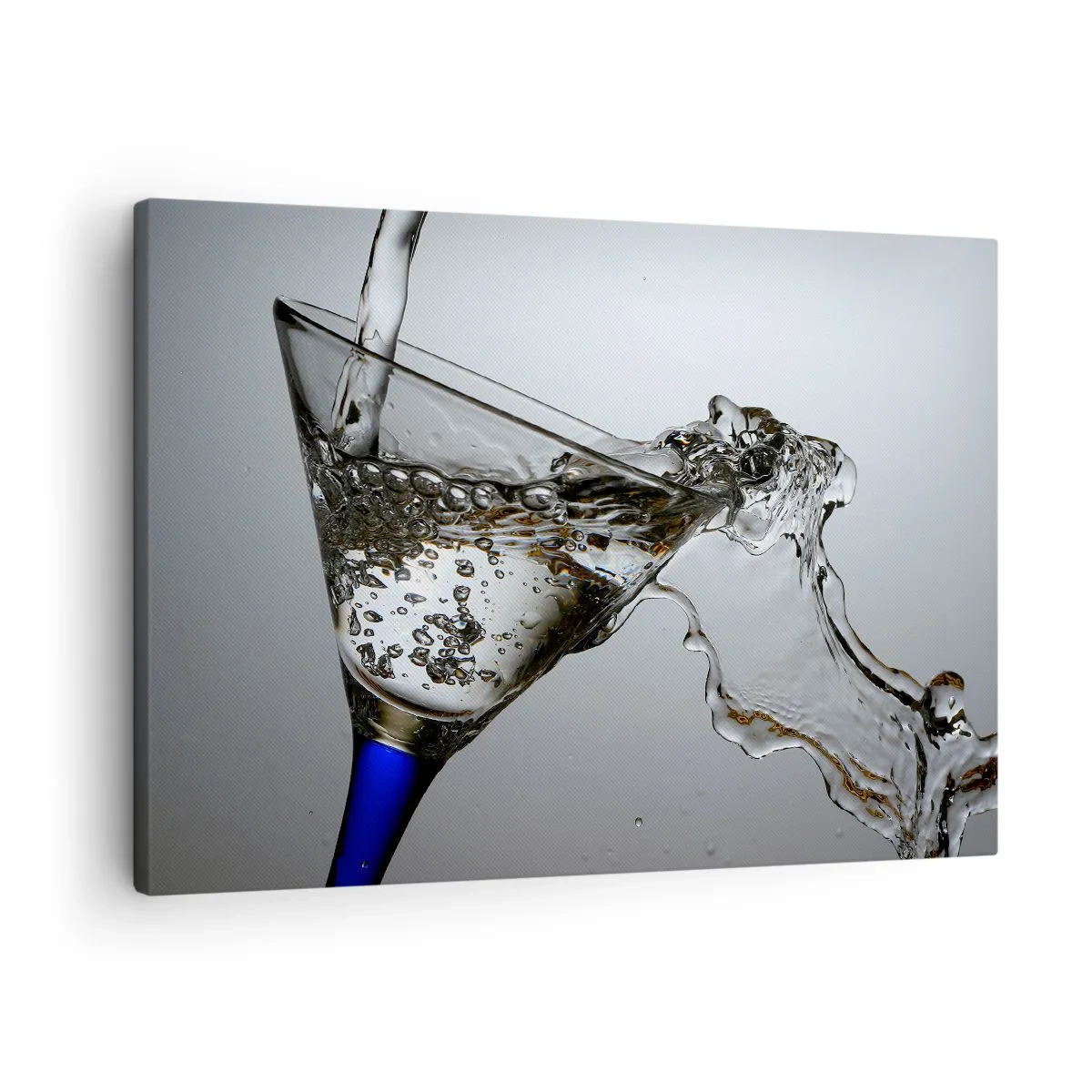 Canvastavla - Bild på duk - Ett glas vatten i rörelse mot en ljus bakgrund - 70x50cm - Kristallklart vatten i kristallglas - Modern väggdekoration för vardagsrum och sovrum ARTTOR