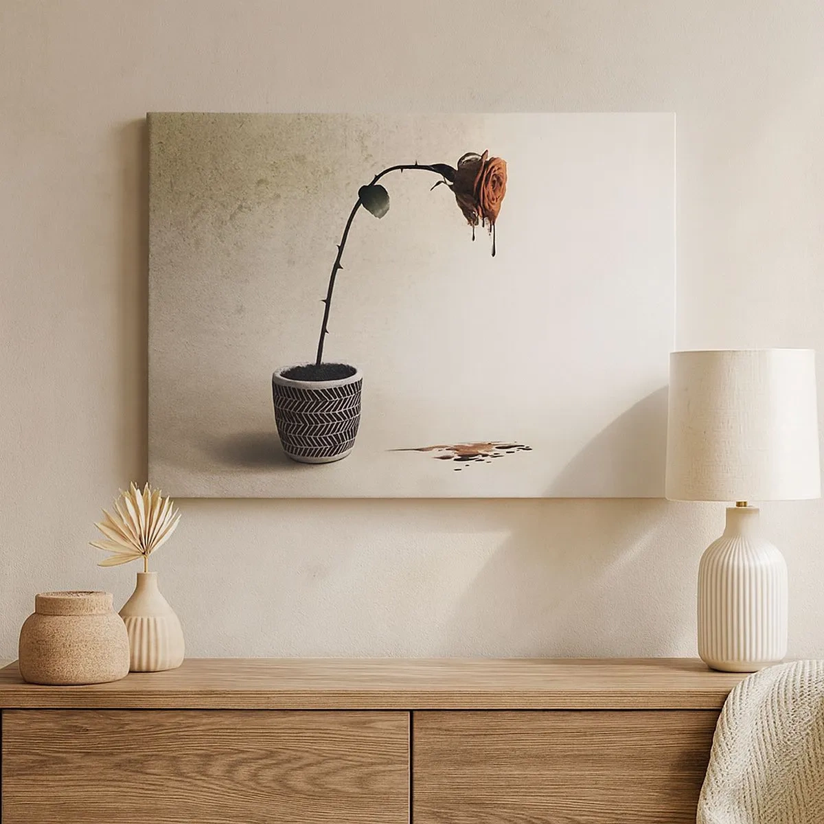 Canvastavla - Bild på duk - En röd ros i en kruka med droppar färgämne på en vit bakgrund - 70x50cm - Rosa dolorosa - Modern väggdekoration för vardagsrum och sovrum ARTTOR