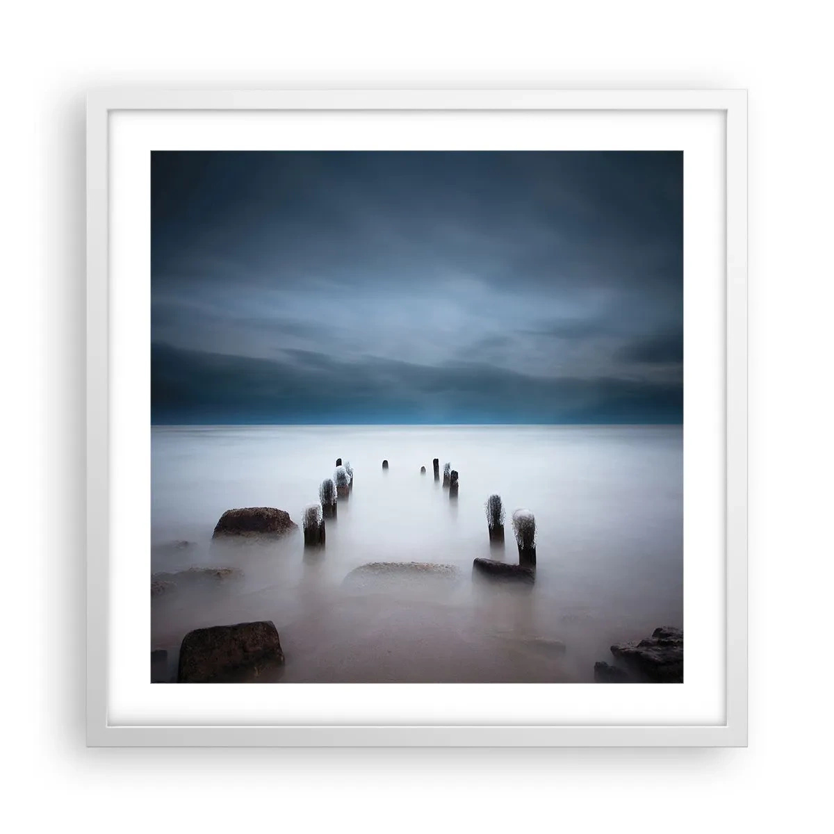Affisch i vit ram - Fundersam sjö - 50x50 cm