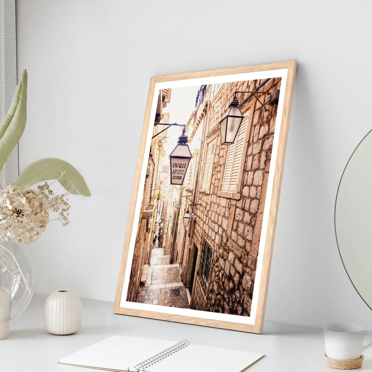 Affisch i ram av ljusek - En charmig gränd - 30x40 cm