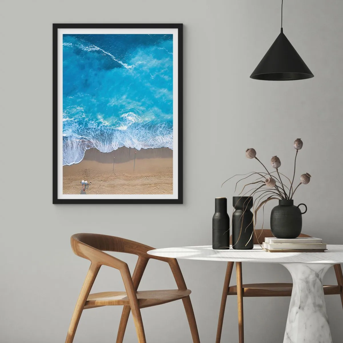 Affisch i svart ram - Flygfoto över havsvågor som slår mot stranden - 50x70cm - Blå styrka - Modern väggdekoration för vardagsrum och sovrum ARTTOR