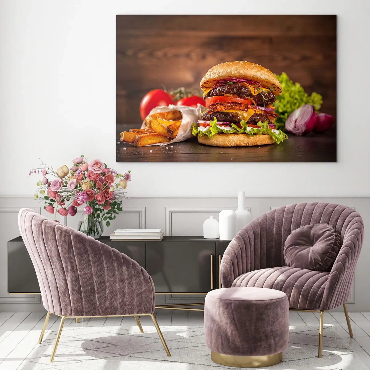 Glastavla - Bild på glas - Saftig hamburgare med pålägg och pommes frites på en träbakgrund - 70x50cm - Förbjuden frukt - Modern väggdekoration för vardagsrum och sovrum ARTTOR