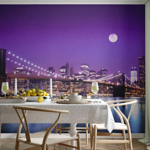 Fototapet Premium Canvas - Storstadens ljus i violett - Stad, New York, Brooklyn Bridge - 250x175 cm