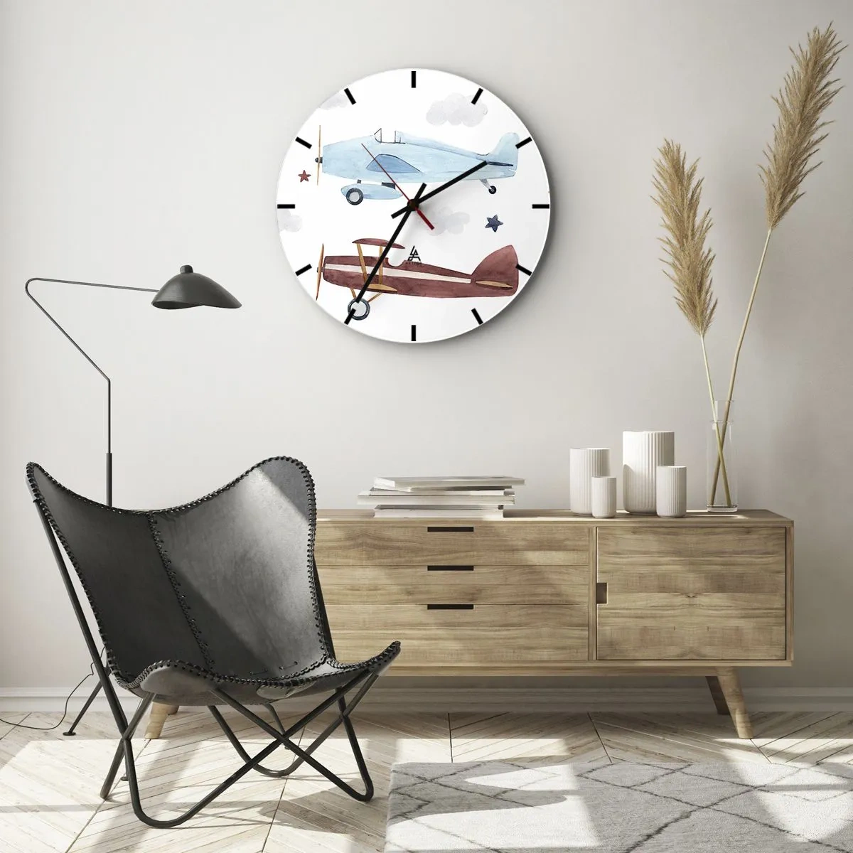 Väggklocka - Klocka på glas - Illustration av två flygplan i retrostil mot en molnig bakgrund - 30x30cm - Herr pilot, vi väntar! - Modern väggdekoration för vardagsrum, kök och sovrum ARTTOR