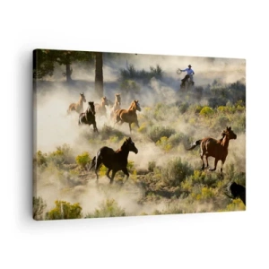 Canvastavla - Bild på duk - En flock vilda hästar galopperar genom damm och vegetation - 70x50cm - Tävlande - frihet eller manlig styrka? - Modern väggdekoration för vardagsrum och sovrum ARTTOR