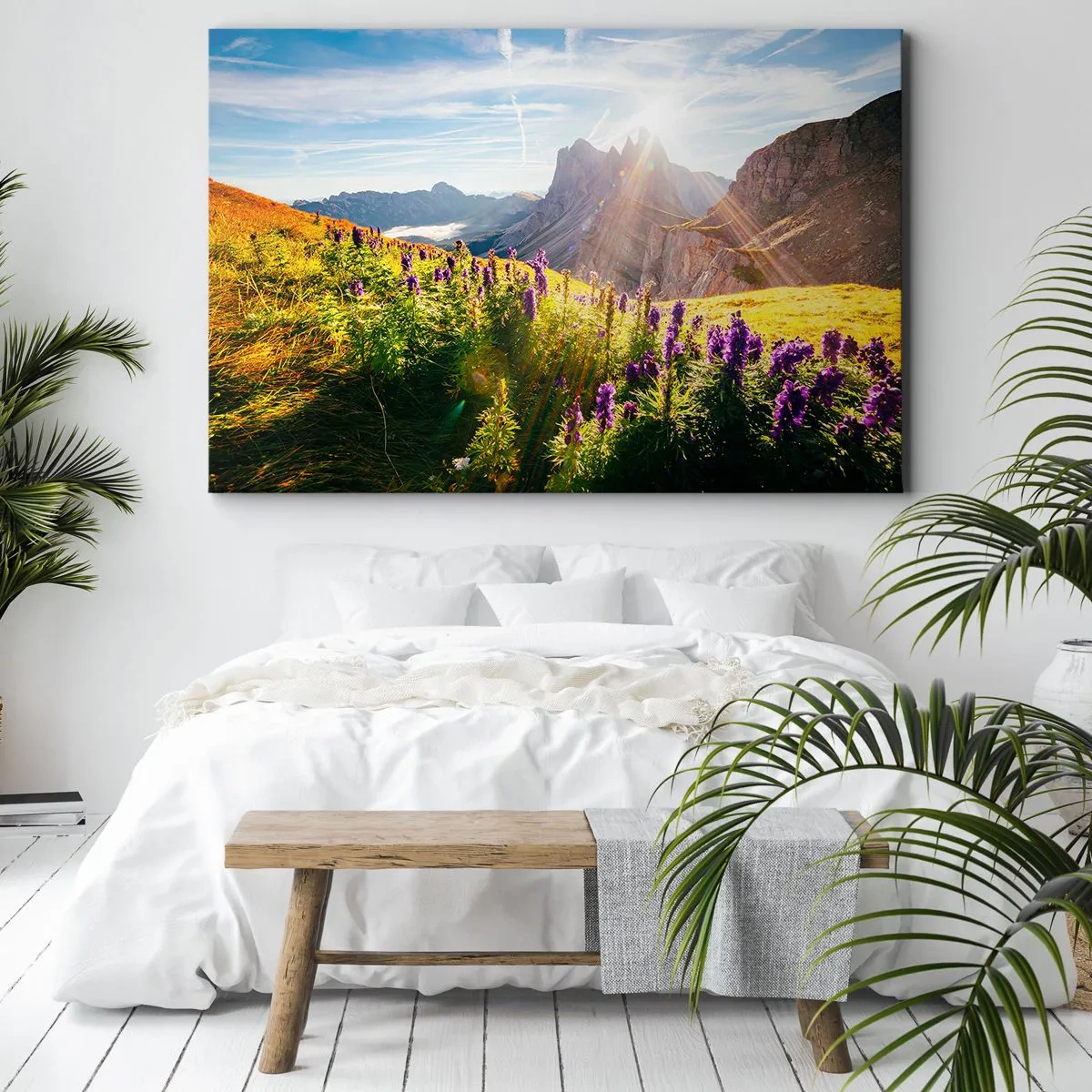 Canvastavla - Bild på duk - Berglandskap med blommor i ljuset av den uppgående solen - 70x50cm - Örternas hemliga liv - Modern väggdekoration för vardagsrum och sovrum ARTTOR