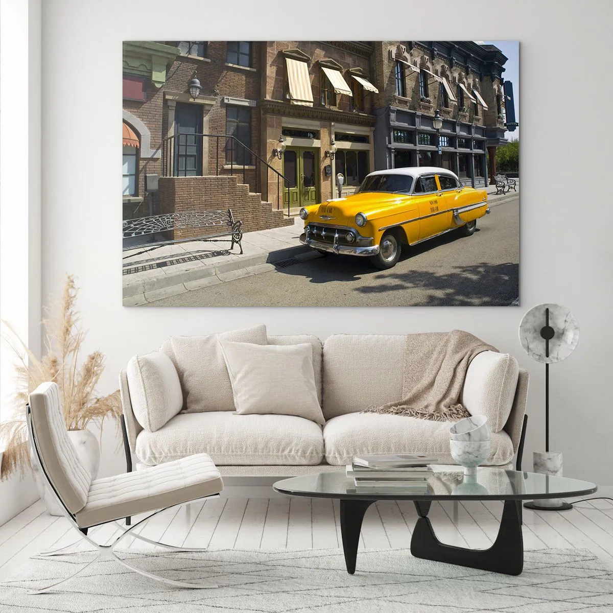Glastavla - Bild på glas - En gul taxi mot bakgrund av ett klassiskt hyreshus - 70x50cm - Once Upon a Time in America - Modern väggdekoration för vardagsrum och sovrum ARTTOR