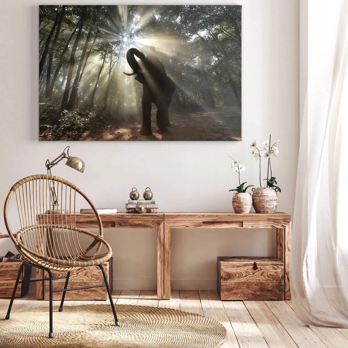 Canvastavla - Bild på duk - En elefant i skogen omgiven av ljusstrålar i morgondimman - 70x50cm - Under en lycklig stjärna - Modern väggdekoration för vardagsrum och sovrum ARTTOR