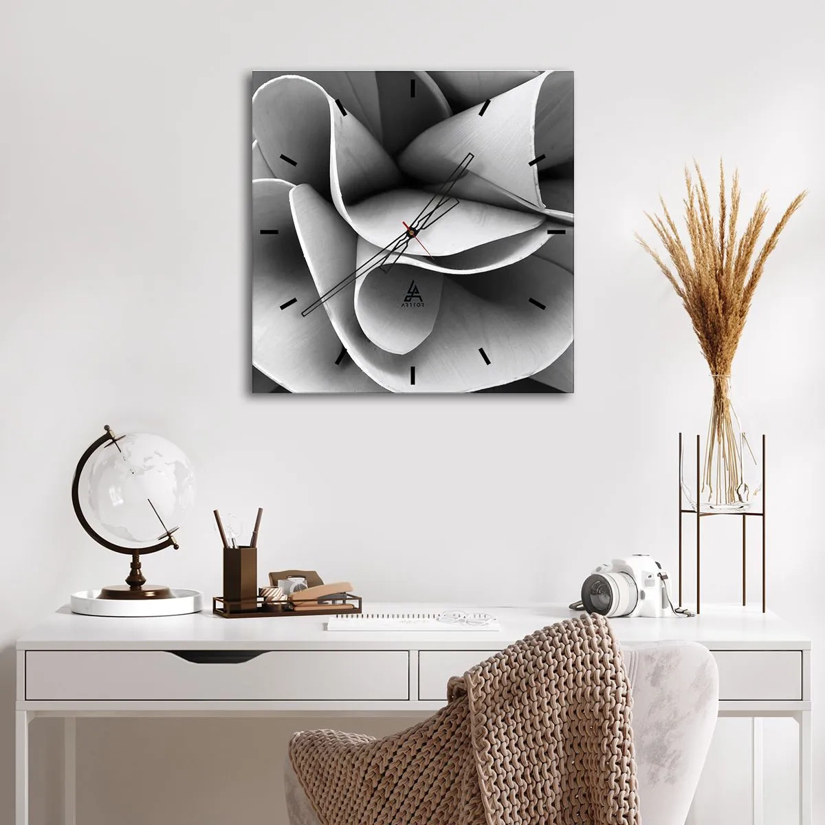 Väggklocka - Klocka på glas - Det händer i rummet - 40x40 cm