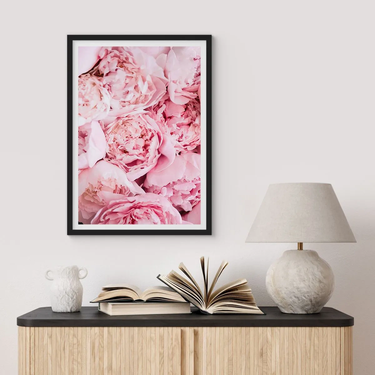 Affisch i svart ram - En närbild av delikat rosa pioner i full blom - 50x70cm - Hopklämda och doftande - Modern väggdekoration för vardagsrum och sovrum ARTTOR
