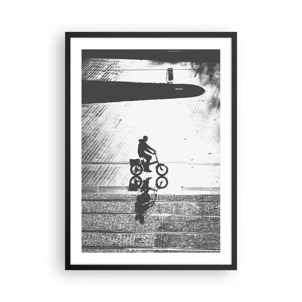 Affisch i svart ram - Silhuett av en cyklist med en reflektion i en vattenpöl i svartvitt stil - 50x70cm - Rakt fram genom staden - Modern väggdekoration för vardagsrum och sovrum ARTTOR
