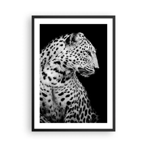 Affisch i svart ram - Svartvitt porträtt av en leopard mot svart bakgrund - 50x70cm - Perfekt höger profil! - Modern väggdekoration för vardagsrum och sovrum ARTTOR