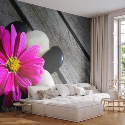 Fototapet Premium Canvas - Avkoppling på bryggan - Blomma, Stenar, Träbro - 250x175 cm