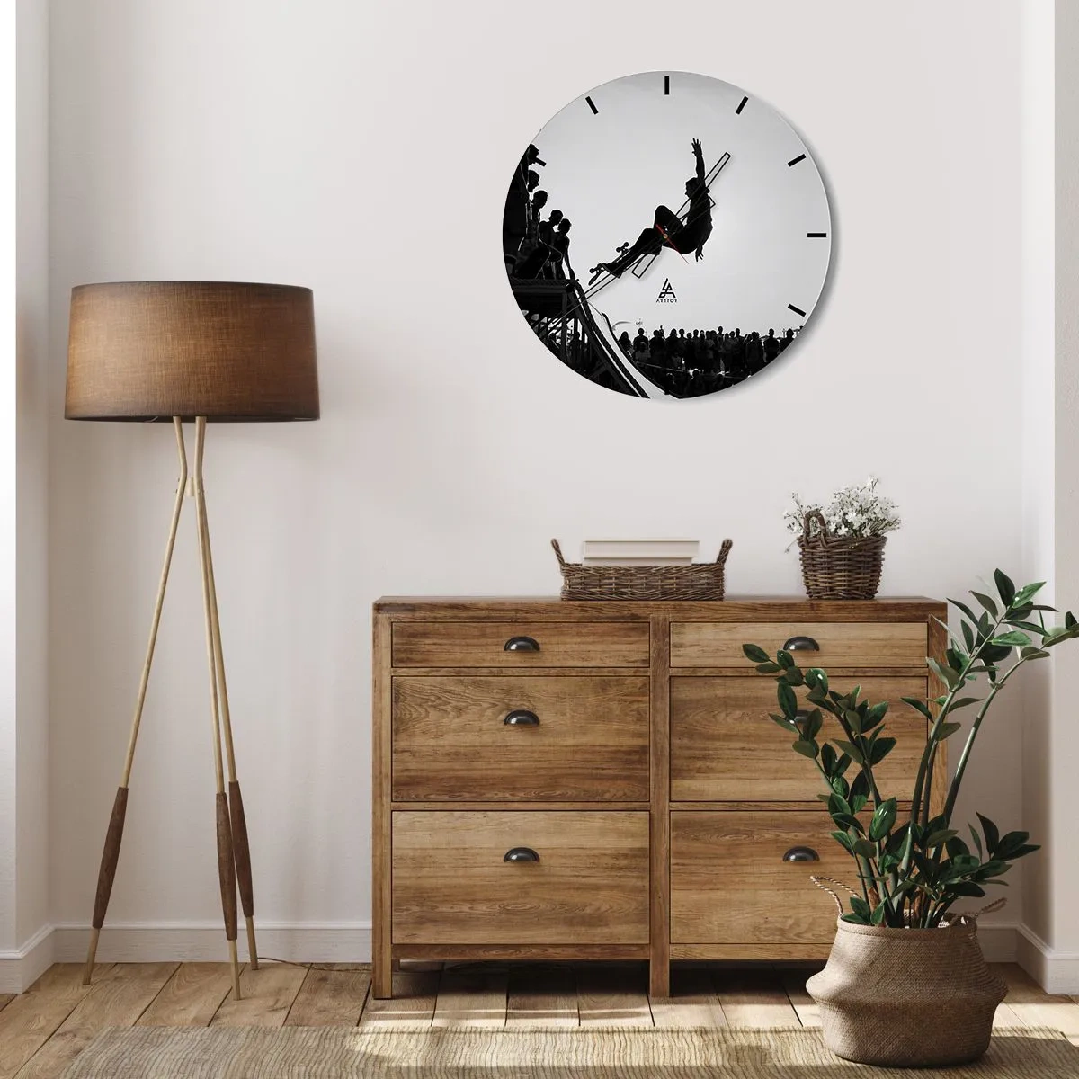 Väggklocka - Klocka på glas - Svartvitt motiv av en skateboardåkare på en ramp i en folkmassa - 30x30cm - Hjältar och tittare - Modern väggdekoration för vardagsrum, kök och sovrum ARTTOR