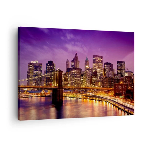 Canvastavla - Bild på duk - Panorama över staden med bron i kvällsljuset mot den lila himlen - 70x50cm - Manhattan i violett och guld - Modern väggdekoration för vardagsrum och sovrum ARTTOR