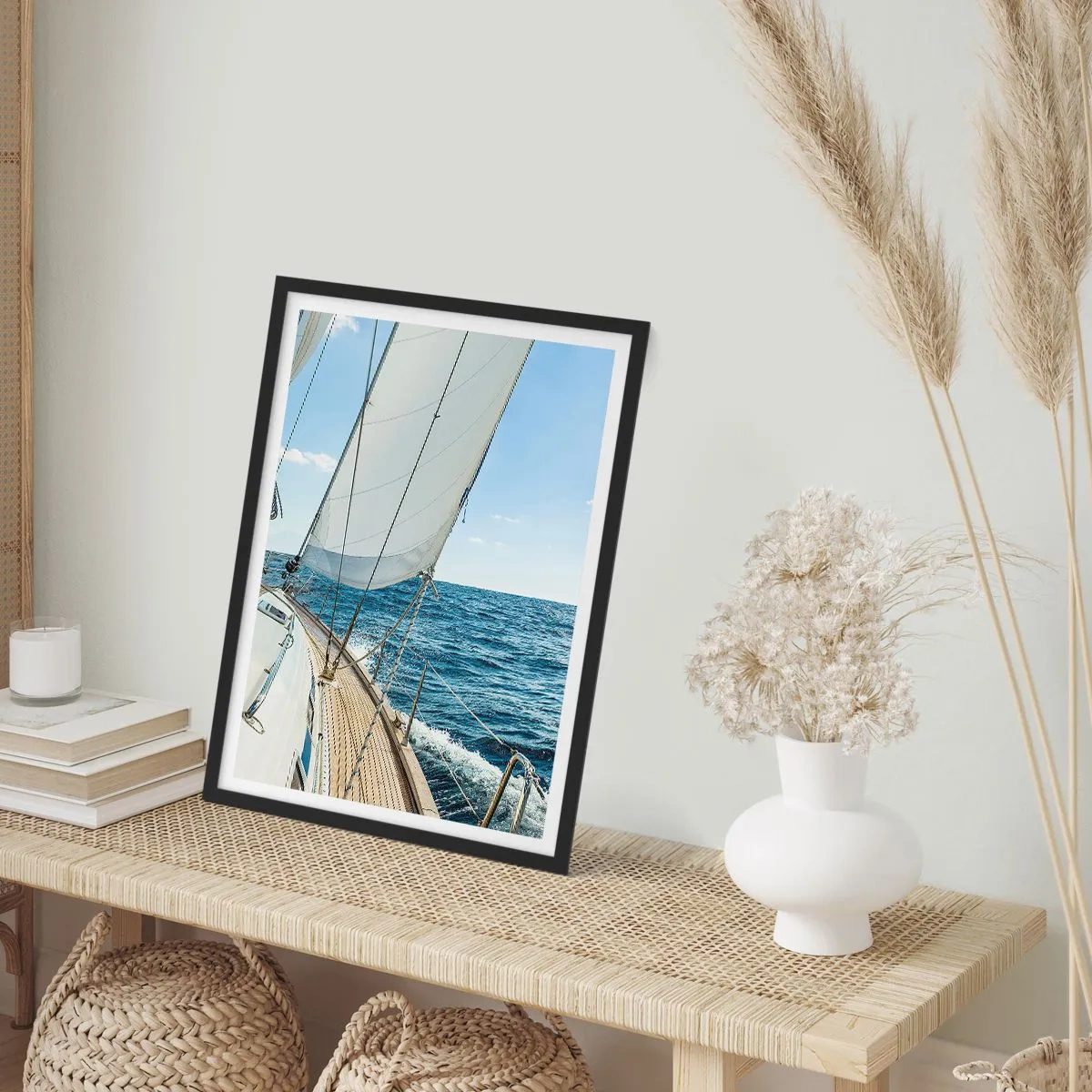 Affisch i svart ram - En segelbåt på öppet hav på en solig dag - 50x70cm - Heja äventyret - Modern väggdekoration för vardagsrum och sovrum ARTTOR