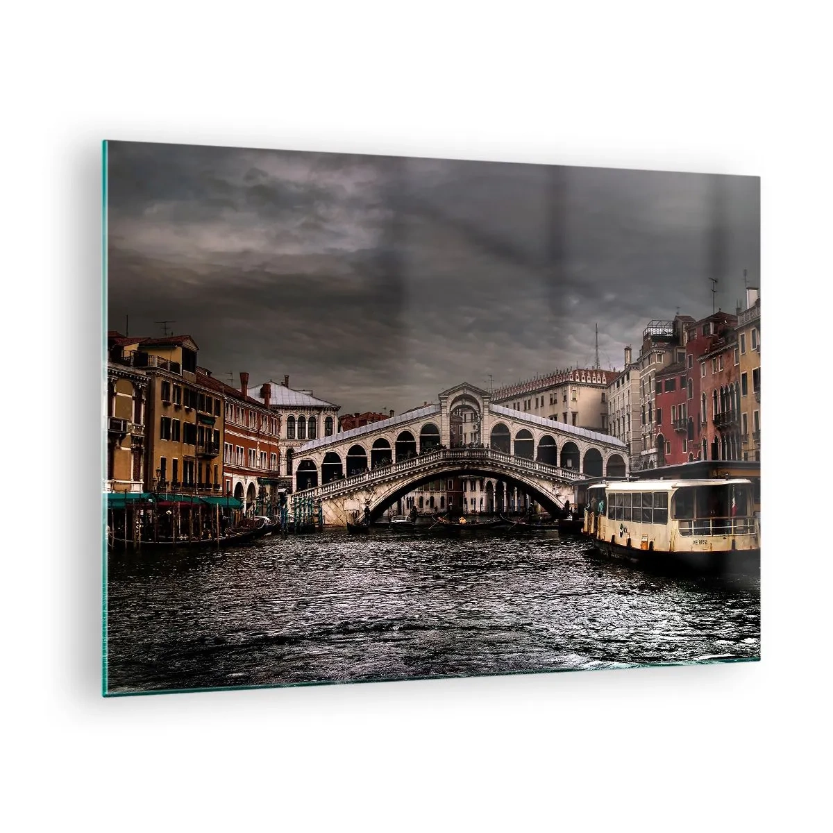 Glastavla - Bild på glas - Rialtobron mot en molnig himmel - 70x50cm - Ett löfte om en kväll i Venedig - Modern väggdekoration för vardagsrum och sovrum ARTTOR