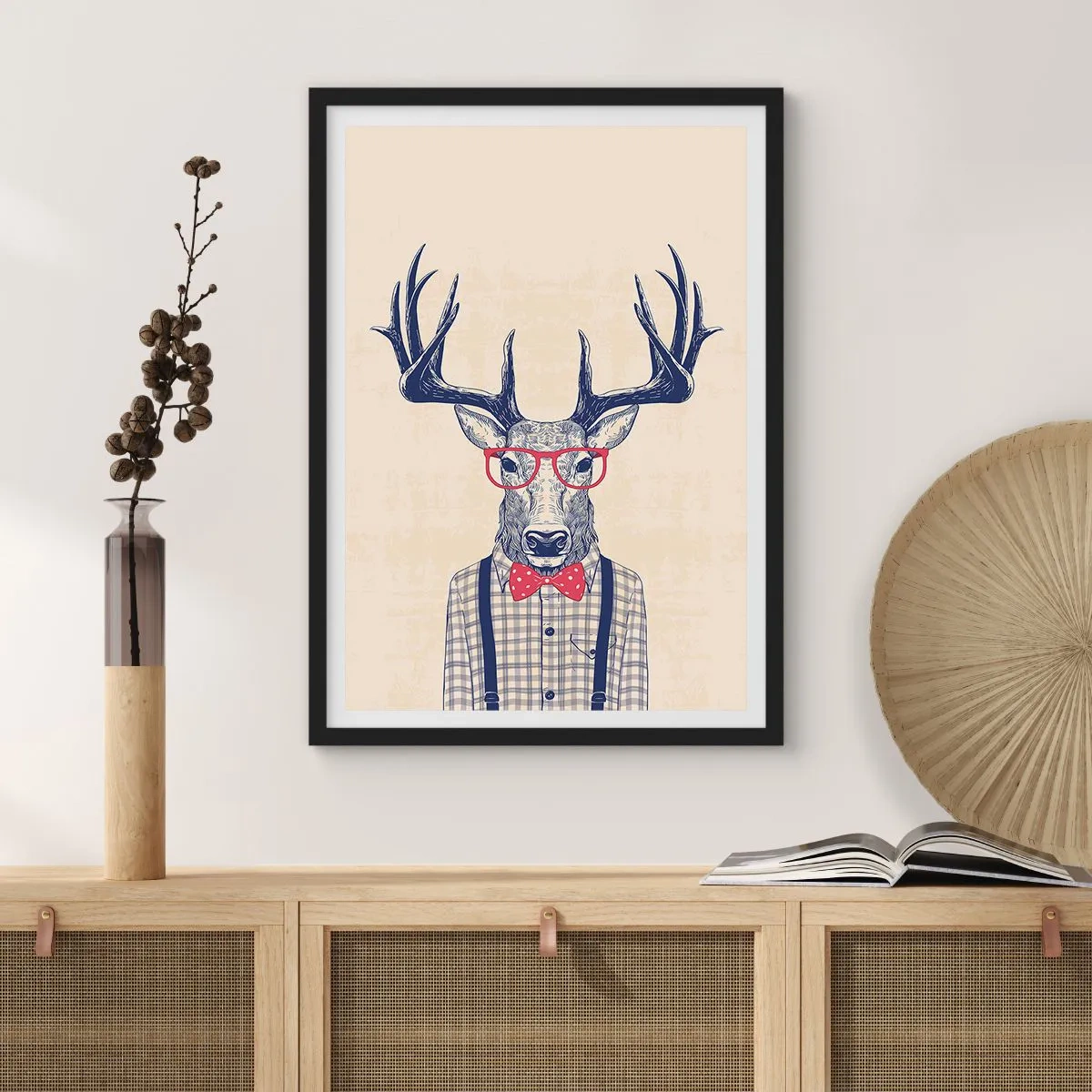 Affisch i svart ram - Snygg hjort med glasögon och fluga på beige bakgrund - 50x70cm - Rolig extravagans - Modern väggdekoration för vardagsrum och sovrum ARTTOR
